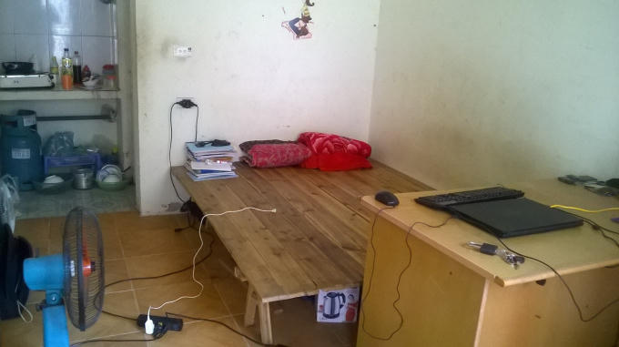 Bạn Thiện chọn cách nằm trên những tấm ván gỗ cho mát.