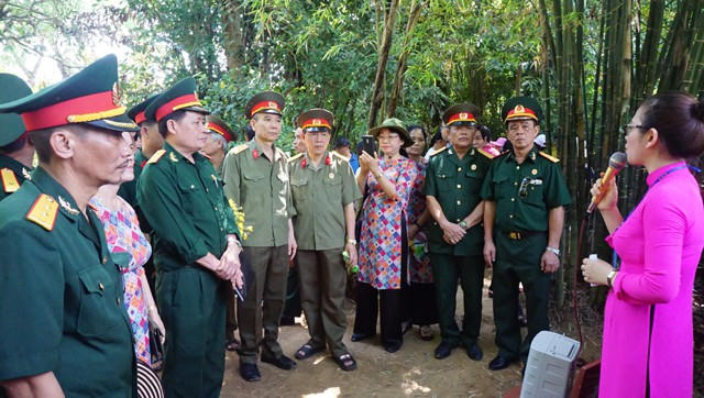 Kinh qua bao nhiêu trận chiến, những người cựu binh vẫn rưng rưng nước mắt khi được nghe kể về những năm tháng ấu thơ của Bác Hồ và những người thân trong gia đình