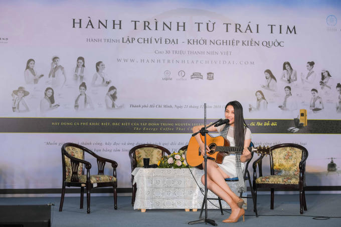 Tại buổi giao lưu, Thùy Tiên đặc biệt gây ấn tượng khi tự chơi guitar và thể hiện ca khúc “Chiều nay không có mưa bay” bởi giai điệu nhẹ nhàng và là bài hát Tiên thường thể hiện ở nhà vào những lúc rảnh rỗi.
