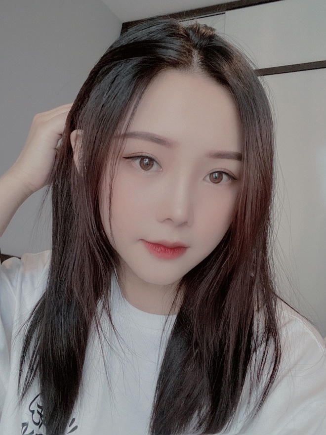 Tuyền cũng gây ấn tượng với người đối diện nhờ làn da mịn màng.