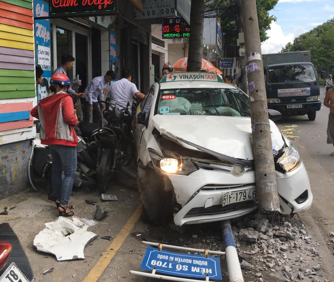 Chiếc taxi găm chặt vào cột điện.