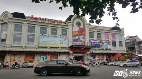 Trung tâm thương mại chợ Hàng Da với bãi đậu xe "dát vàng". (Ảnh: Việt Vũ)