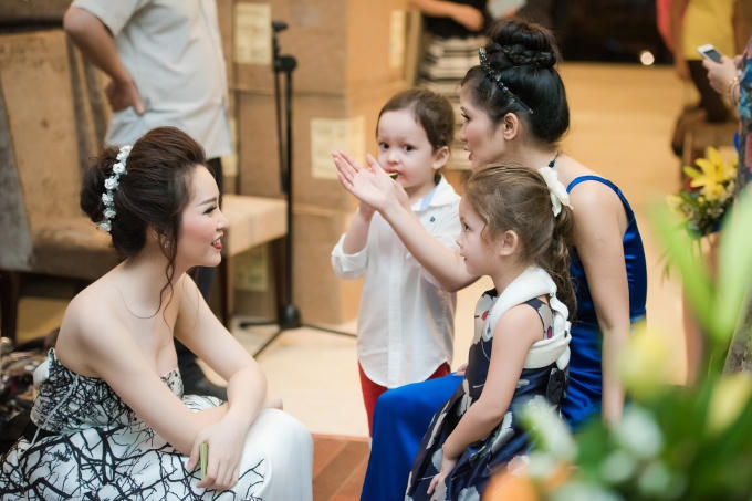 Á hậu Thụy Vân thích thú khi gặp gỡ chị Bống và hai bé Tôm -Tép.