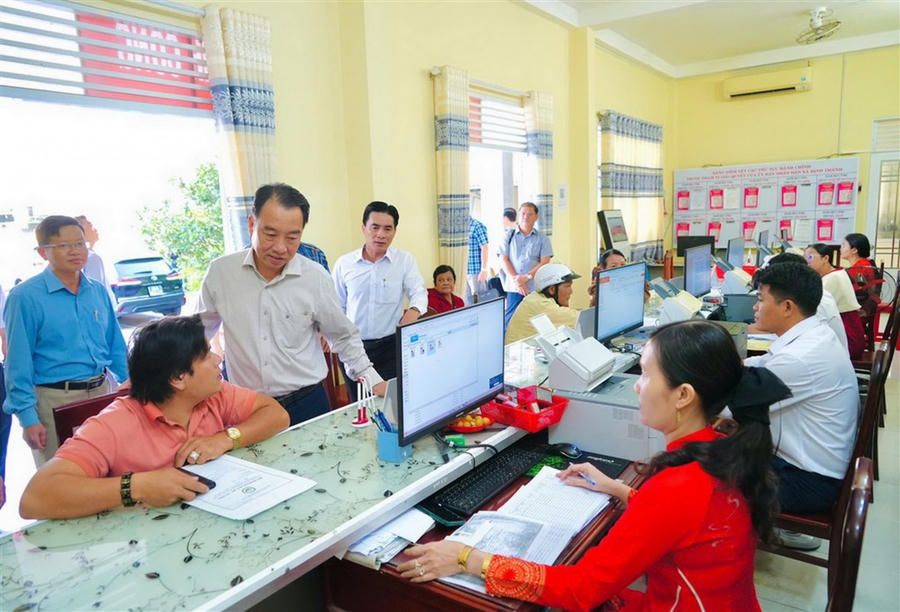 Ông Lữ Quang Ngời – Phó Bí thư Tỉnh ủy, Chủ tịch UBND tỉnh Cà Mau, khảo sát hoạt động tại Trung tâm Phục vụ hành chính công xã Định Thành.