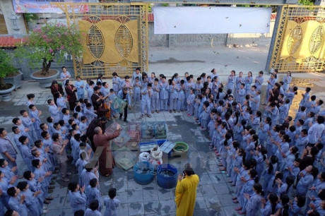 Không chỉ được học về đạo làm con, các tu sinh còn được tham gia lễ phóng sinh ở chùa. (Ảnh: Dương Phạm/Vietnam+)