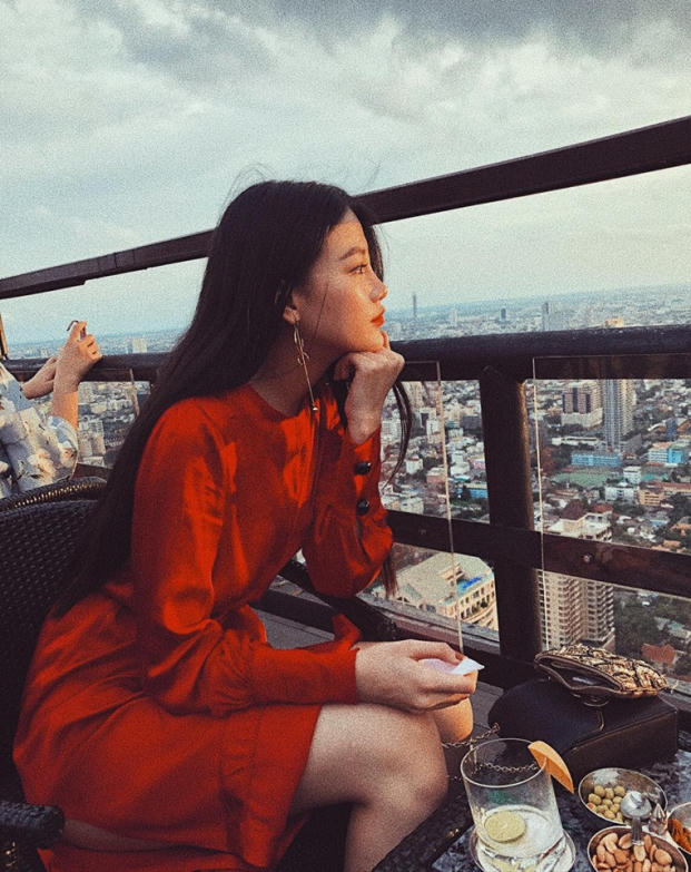 Trang phục hàng ngày của người đẹp khá đơn giản, không cầu kỳ.