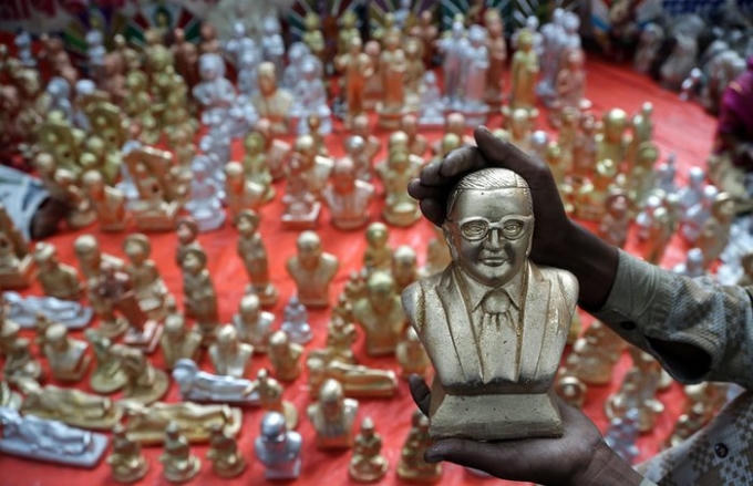Một cửa hàng bán tượng của Dr. Bhin Rao Ambedkar - nhà lãnh đạo Hindu thuộc giai cấp thấp trong lễ tưởng niệm lần thứ 61 ngày mất của ông. (Nguồn: EPA)