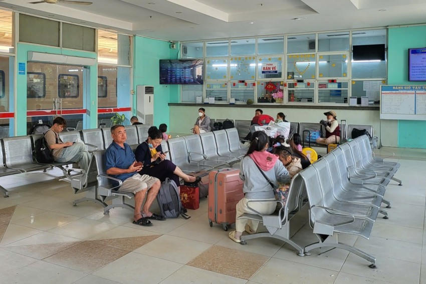 Hành khách tại ga Biên Hoà sáng 7/3.