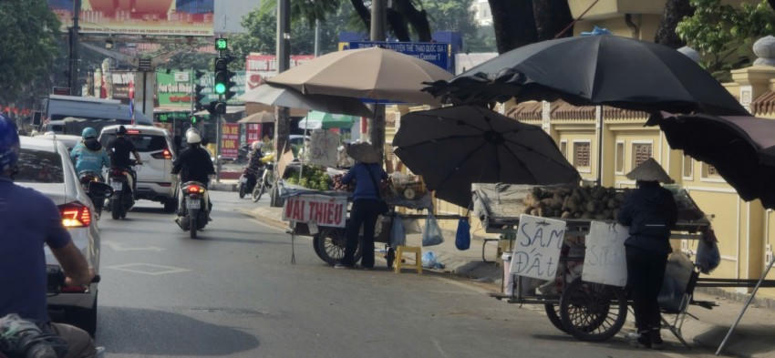 Các cá nhân bày bán ngay trên QL32 thuộc phường Phú Diễn diễn ra hàng ngày.