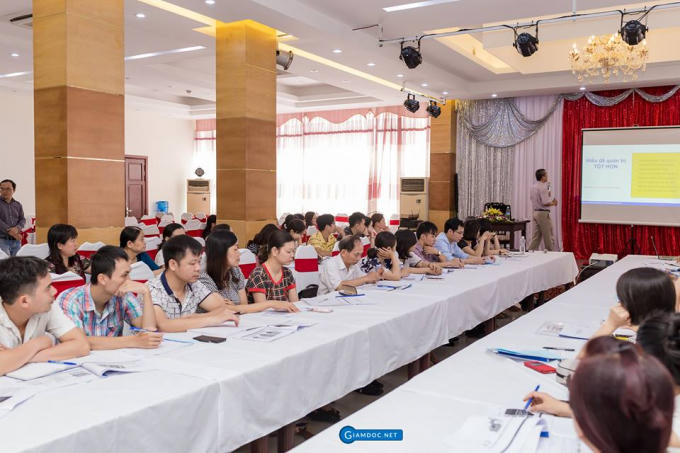 Chuyên gia chia sẻ, hướng dẫn cho các học viên.