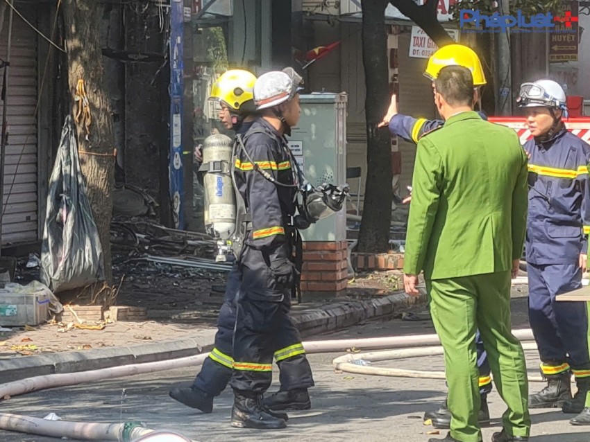 Các cán bộ chiến sỹ thực hiện nhiệm vụ chữa cháy tại hiện trường.