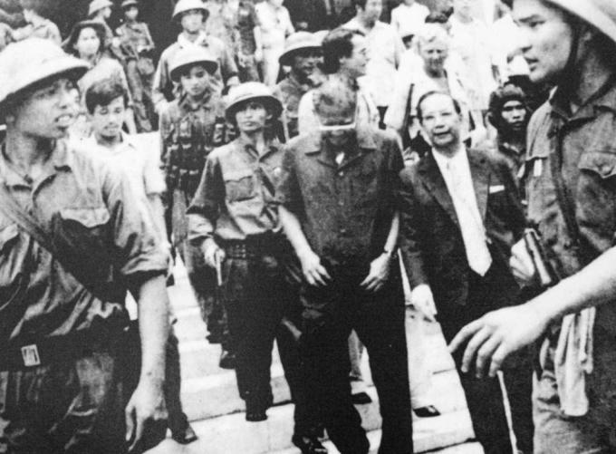 Tổng thống Dương Văn Minh cùng nội các ra trước đài phát thanh tuyên bố đầu hàng vô điều kiện, kết thúc chiến tranh tại Việt Nam.