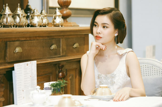 Trang phục vàng nude với điểm nhấn là hai chiếc nơ duyên dáng ở bờ vai cùng phần đá đính ở ngực giúp người mặc hút mắt nhìn, tạo vẻ dịu dàng khó cưỡng.