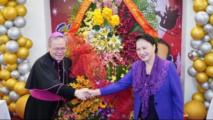 Chủ tịch Quốc hội chúc mừng Giáng sinh năm 2020 tại Tòa Tổng Giám mục Huế.