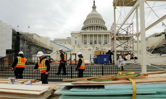 Các công nhân đang xây dựng bục xem cho người dân tại lễ nhậm chức của ông Trump. (Ảnh: NYT)