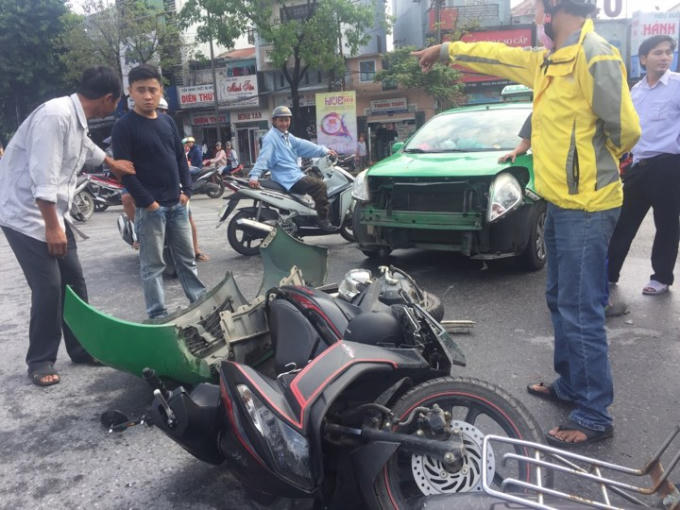 Cú va chạm khiến cô gái trẻ bị hất lên rồi rơi xuống đất. (Ảnh: Đăng Hậu)