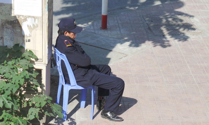 M&ocirc;̣t người bảo v&ecirc;̣ sưởi &acirc;́m dưới ánh nắng.