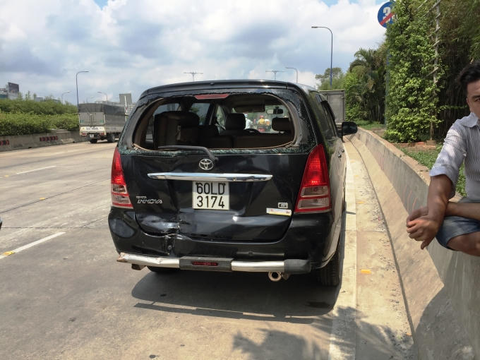 Xe ô tô 7 chỗ bị hư hỏng.