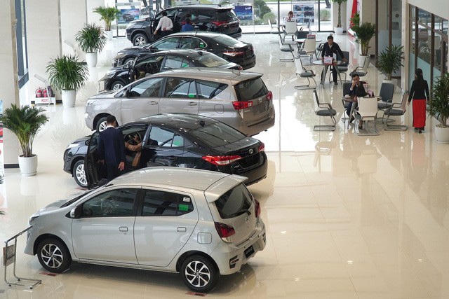 Cắt bớt khuyến mại là cách để các showroom bù lỗ cho thời gian trước.