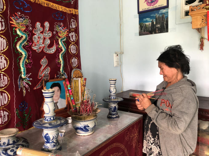 Trong ảnh là người mẹ khóc thương đứa con bị giết oan uổng