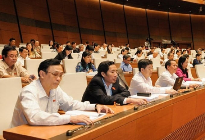 Đại biểu bấm nút biểu quyết không đồng ý tăng tuổi trẻ em lên dưới 18 tuổi.