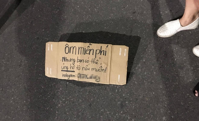 Hình ảnh tấm bảng đượcviết bằng cả tiếng anh của cặp đôi