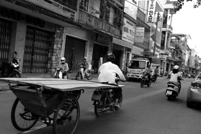 Kéo theo một chiếc xe cùng những tấm gỗ quá khổ nhưng chạy với tốc độ rất nhanh.