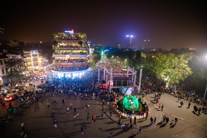 Dòng người nô nức đổ về showcase