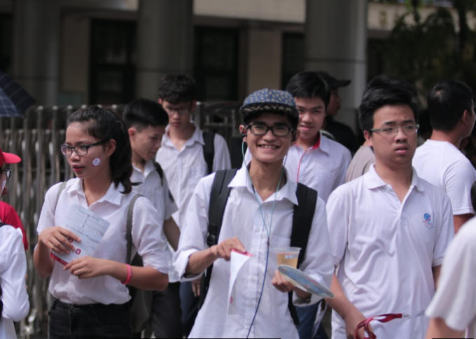 Chiều 21/6, các thí sinh có mặt tại điểm thi để làm thủ tục dự thi.