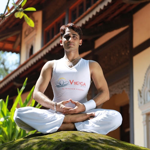 Ông Master Vishwa, HLV hướng dẫn và trực tiếp tham gia vào hành trình chinh phục “Bài tập Yoga có thời gian dài nhất” thế giới.