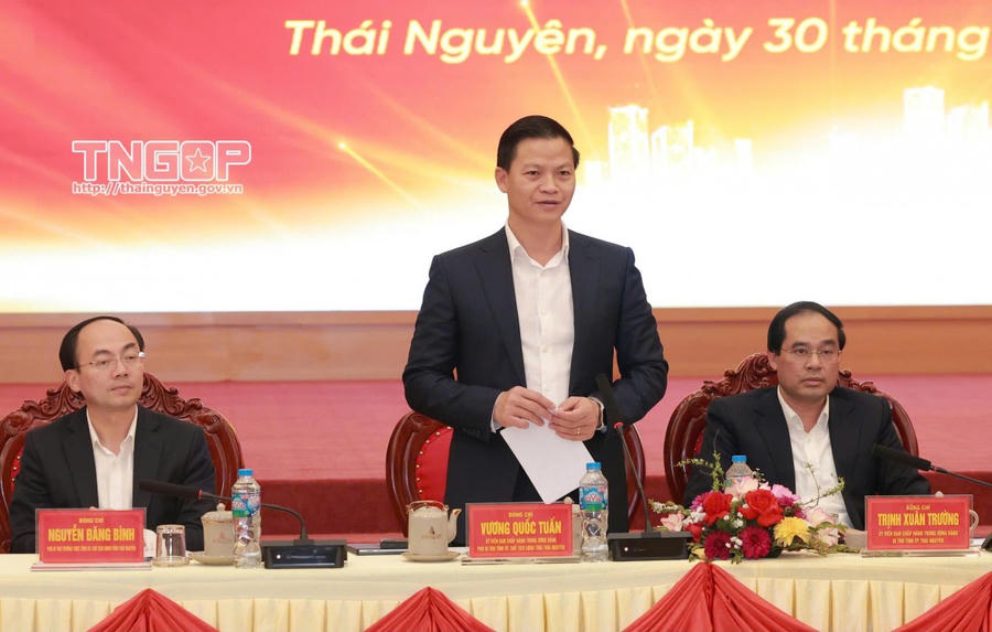 Ông Vương Quốc Tuấn, Ủy viên Ban chấp hành Trung ương Đảng, Phó Bí thư Tỉnh ủy, Chủ tịch UBND tỉnh Thái Nguyên phát biểu tại Hội nghị.