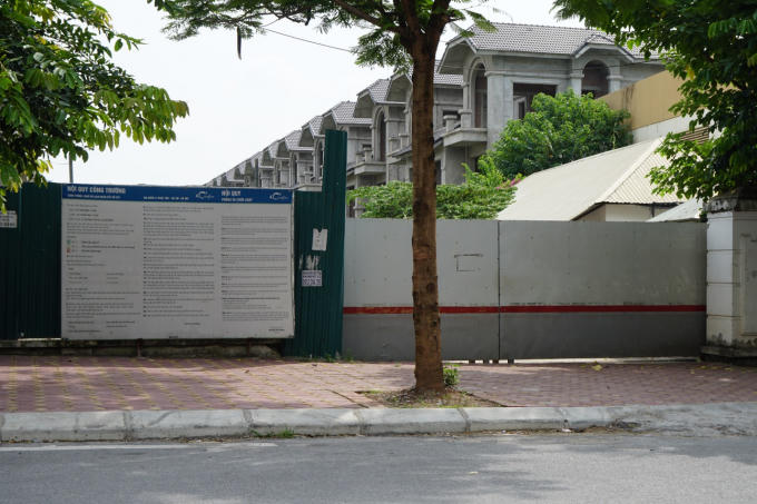 Dự án làng Đoàn Kết được khởi công vào ngày 16/7/2014 với khoảng thời gian dự kiến hoàn thành 14 tháng. Nhưng đến hiện tại dự án chỉ xây xong phần thô và chưa có người dân nào đến đây sinh sống.