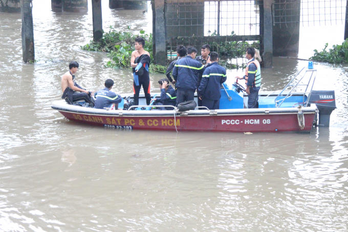 Lực lượng cứu hộ cứu nạn tìm kiếm thi thể nạn nhân.