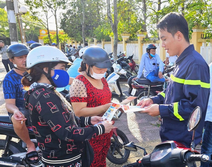 Lực lượng Cảnh sát PCCC và CNCH Công an Cà Mau phát tờ rơi tuyên truyền các quy định về phòng cháy, chữa cháy cho người dân.
