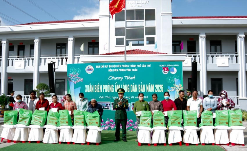 Đại tá Hà Huy Trường tặng quà cho các hộ gia đình có hoàn cảnh khó khăn tại chương trình