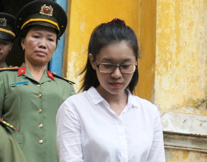 Bị cáo Dung bị dẫn giải sau phiên tòa.