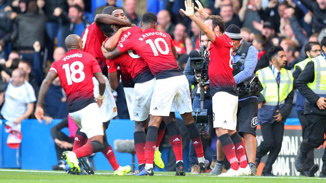 Các cầu thủ Man Utd ăn mừng bàn thắng thứu hai.