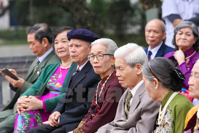 Điều đặc biệt tại đây, có 20 cặp tổ chức đám cưới vàng gồm những đôi vợ chồng già từng lấy nhau ít nhất 50 năm. (Ảnh: Minh Sơn/Vietnam+).