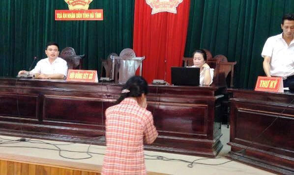 Khoảnh khắc người nhà bị cáo tìm được "chút ánh sáng công lý" liên tục nói lời cảm ơn TAND tỉnh Hà Tĩnh.