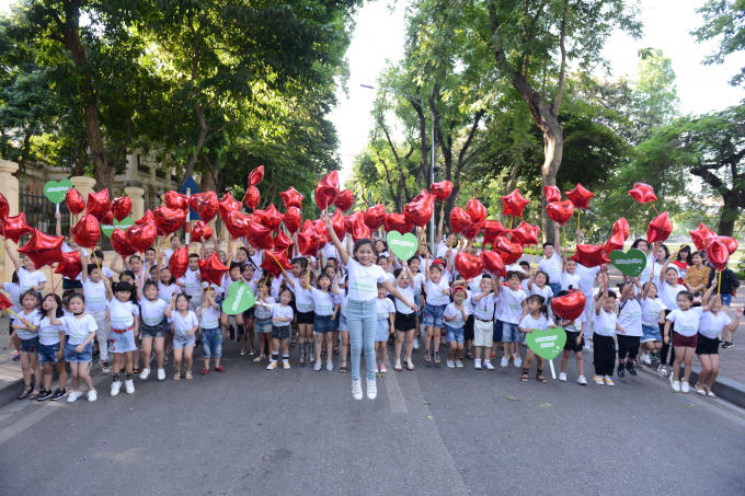 135 mẫu nh&iacute; rạng rỡ v&agrave; v&ocirc; c&ugrave;ng đ&aacute;ng y&ecirc;u tr&ecirc;n Phố đi bộ H&agrave; Nội dưới c&aacute;i nắng đỉnh điểm v&agrave;o thứ 7 (3/6).