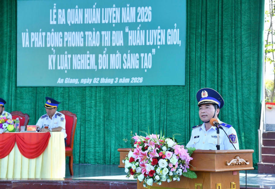 Thiếu tướng Đào Bá Việt - Tư lệnh Vùng Cảnh sát biển 4 phát biểu chỉ đạo các cơ quan, đơn vị luyện tập cho Lễ ra quân huấn luyện.