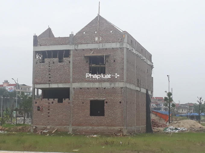 Một trong những ngôi nhà đã xây dựng hoàn thiện phần thô.
