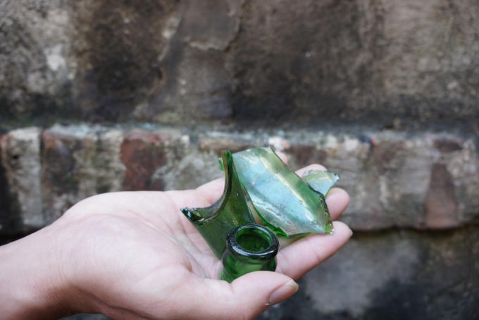 Một trong những mảnh thủy tinh bị vỡ khi ném bom xăng vào nhà dân. Ảnh: Nguyệt Chi