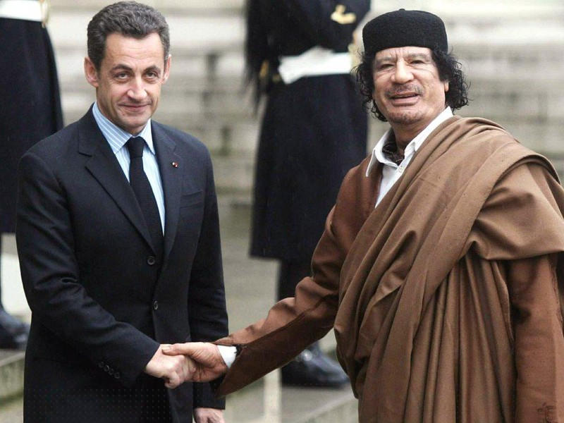 Ông Nicolas Sarkozy bắt tay nhà lãnh đạo Libya Muammar Gaddafi.