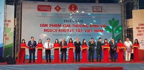Lễ cắt băng khai mạc Triển lãm "Không để ai bị bỏ lại phía sau".