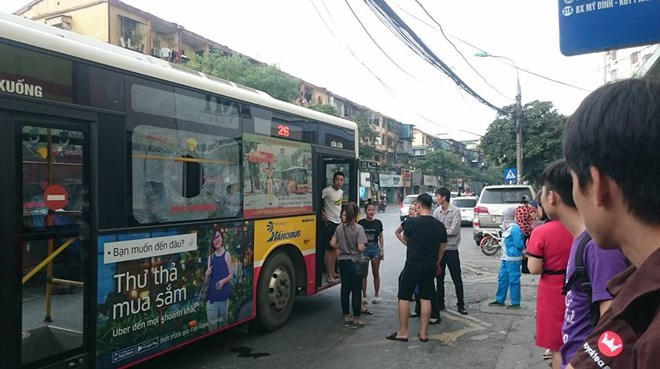Theo các nhân chứng kể lại, vào thời điểm trên họ trông thấy một đôi nam nữ trẻ cãi vã tại bến xe buýt. Người nam thanh niên doạ nếu bạn gái bước lên xe buýt sẽ ném vỡ cửa kính. Ảnh: H.A / An ninh thủ đô.