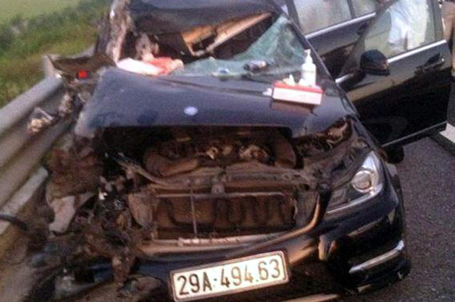 Chiếc xe do tài xế toàn điều khiển biến dạng trên cao tốc Hà Nội - Hải Phòng.