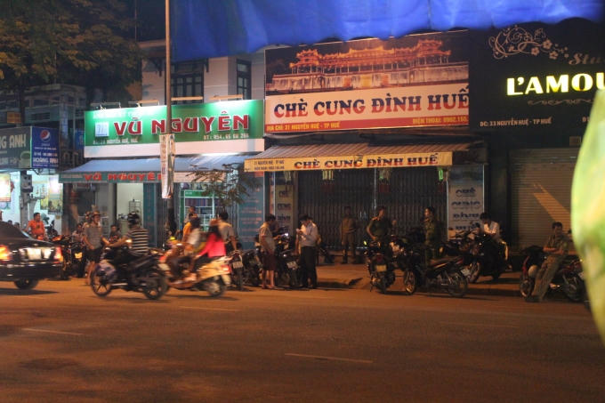 Hiện trường trong tối xảy ra vụ việc.