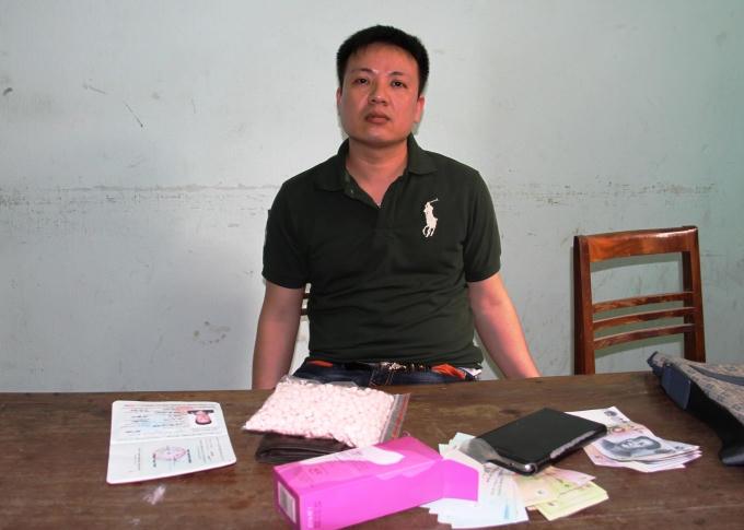 Đối tượng Nguyễn Văn Bình cùng tang vật tại cơ quan điều tra.