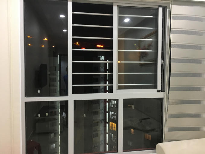 Cửa phòng khách không ngăn được tiếng ồn máy bay.